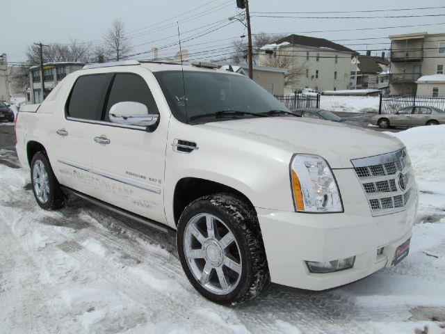 2007 Cadillac Escalade Ext Base AWD 4dr Crew Cab SB, available for sale in Framingham, Massachusetts | Mass Auto Exchange. Framingham, Massachusetts