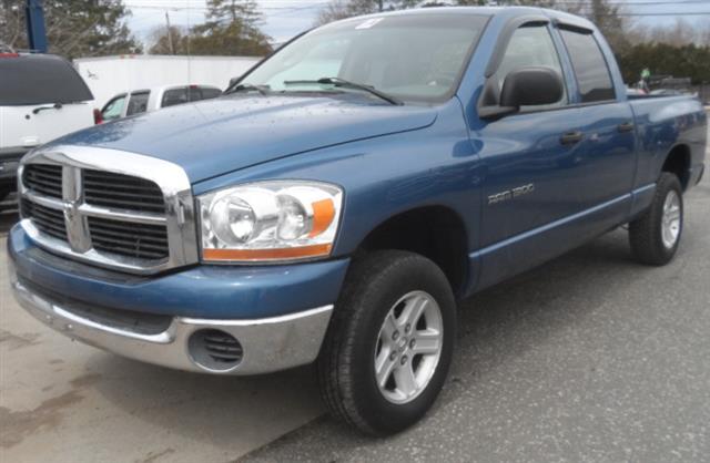 2006 Dodge Ram 1500 4dr Quad Cab 140.5 4WD SLT, available for sale in Patchogue, New York | Romaxx Truxx. Patchogue, New York