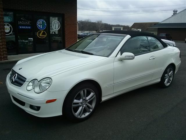 2007 Mercedes-Benz CLK-Class 2dr Cabriolet 3.5L, available for sale in Wallingford, Connecticut | Vertucci Automotive Inc. Wallingford, Connecticut