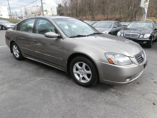 2005 Nissan Altima 4dr Sdn V6 Auto 3.5 SL, available for sale in Waterbury, Connecticut | Jim Juliani Motors. Waterbury, Connecticut