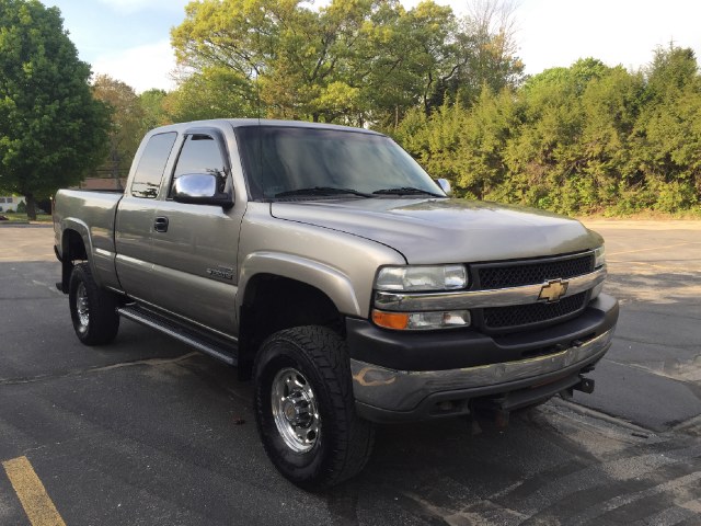 2001 Chevrolet Silverado 2500HD Ext Cab 143.5" WB 4WD LS, available for sale in Waterbury, Connecticut | Platinum Auto Care. Waterbury, Connecticut