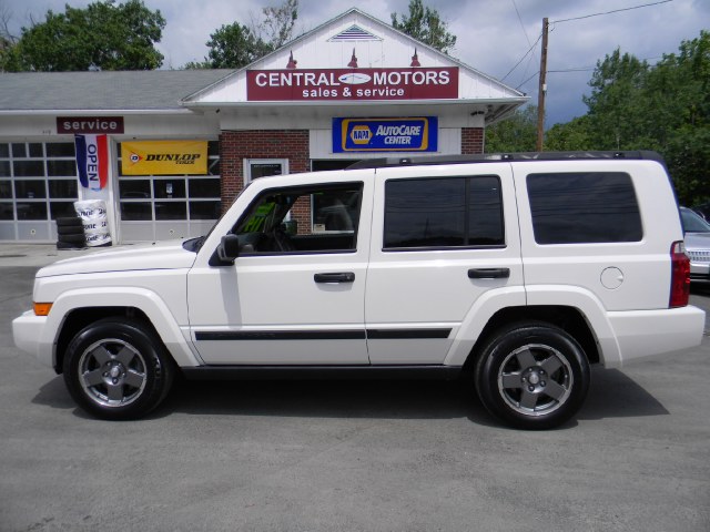 2006 Jeep Commander 4dr 4WD, available for sale in Southborough, Massachusetts | M&M Vehicles Inc dba Central Motors. Southborough, Massachusetts