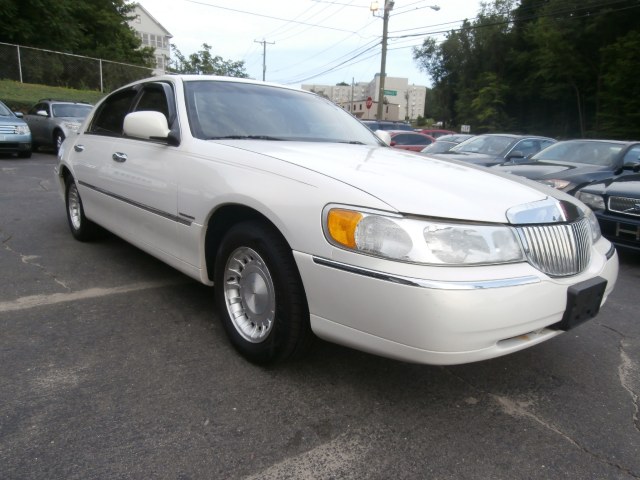 2002 Lincoln Town Car 4dr Sdn Executive, available for sale in Waterbury, Connecticut | Jim Juliani Motors. Waterbury, Connecticut