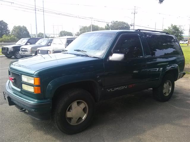 1995 GMC Yukon 1500 2dr 4WD, available for sale in Wallingford, Connecticut | Vertucci Automotive Inc. Wallingford, Connecticut