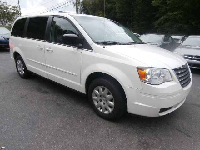 2009 Chrysler Town & Country 4dr Wgn LX, available for sale in Waterbury, Connecticut | Jim Juliani Motors. Waterbury, Connecticut