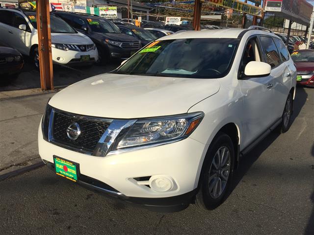 Used 2013 Nissan Pathfinder in Hempstead, New York | VIP Auto Credit Express. Hempstead, New York