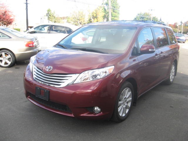 2013 Toyota Sienna 5dr 7-Pass Van V6 Ltd AWD (Nat, available for sale in Ridgefield, Connecticut | Marty Motors Inc. Ridgefield, Connecticut