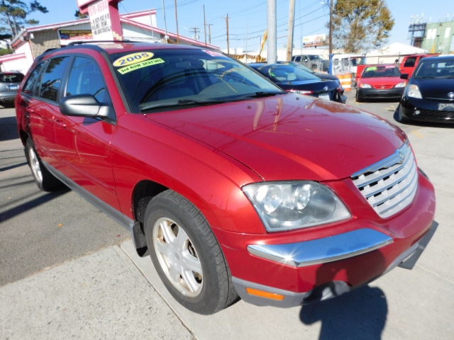 2005 Chrysler Pacifica 4dr Wgn Touring AWD, available for sale in Bridgeport, Connecticut | Lada Auto Sales. Bridgeport, Connecticut