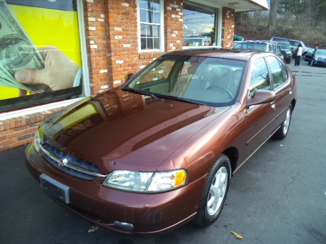 1998 Nissan Altima 4dr Sdn GLE Auto, available for sale in Naugatuck, Connecticut | Riverside Motorcars, LLC. Naugatuck, Connecticut