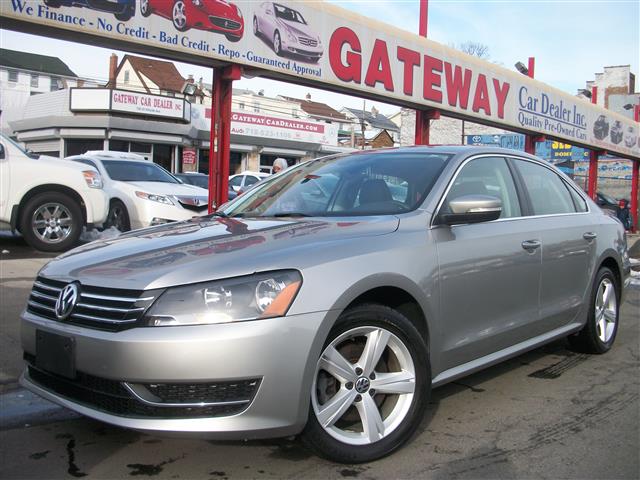 2013 Volkswagen Passat 4dr Sdn 2.5L Auto SE w/Sunroof, available for sale in Jamaica, New York | Gateway Car Dealer Inc. Jamaica, New York