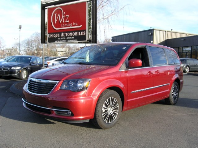 2014 Chrysler Town & Country 4dr Wgn S, available for sale in Stratford, Connecticut | Wiz Leasing Inc. Stratford, Connecticut