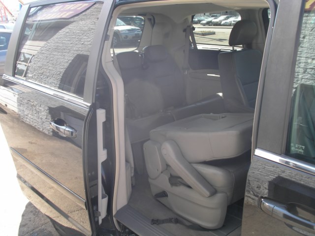 2009 Volkswagen Routan 4dr Wgn SEL, available for sale in New Haven, Connecticut | Performance Auto Sales LLC. New Haven, Connecticut 2009 Volkswagen Routan 4dr Wgn SEL, available for sale in New Haven, Connecticut | Performance Auto Sales LLC. New Haven, Connecticut