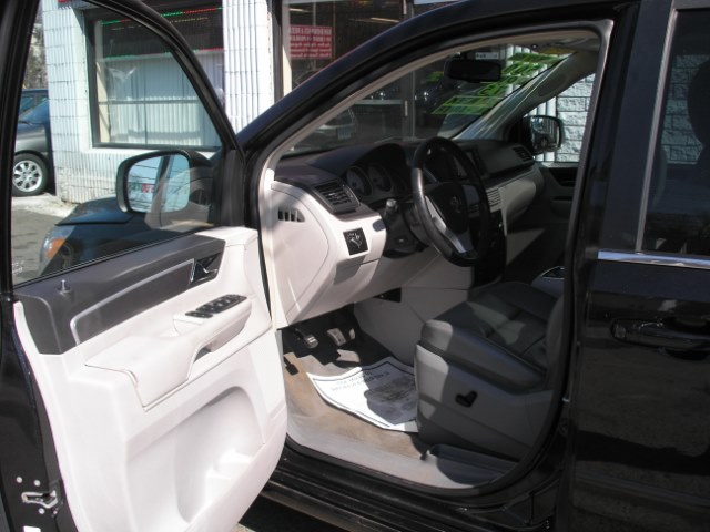2009 Volkswagen Routan 4dr Wgn SEL, available for sale in New Haven, Connecticut | Performance Auto Sales LLC. New Haven, Connecticut 2009 Volkswagen Routan 4dr Wgn SEL, available for sale in New Haven, Connecticut | Performance Auto Sales LLC. New Haven, Connecticut