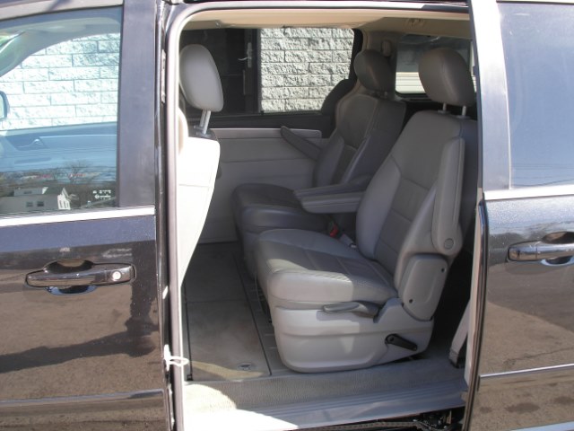 2009 Volkswagen Routan 4dr Wgn SEL, available for sale in New Haven, Connecticut | Performance Auto Sales LLC. New Haven, Connecticut 2009 Volkswagen Routan 4dr Wgn SEL, available for sale in New Haven, Connecticut | Performance Auto Sales LLC. New Haven, Connecticut