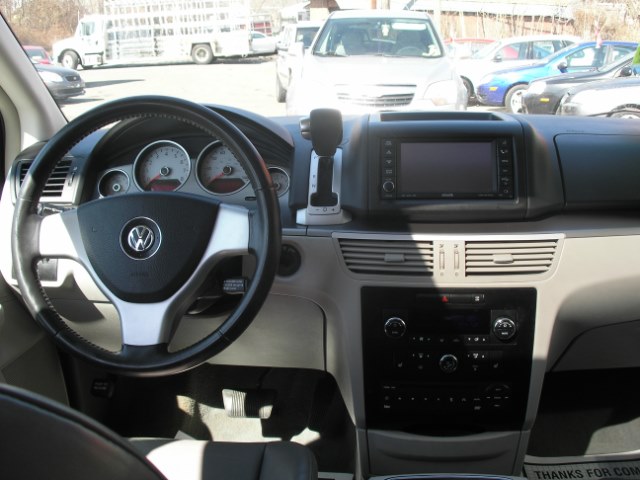 2009 Volkswagen Routan 4dr Wgn SEL, available for sale in New Haven, Connecticut | Performance Auto Sales LLC. New Haven, Connecticut 2009 Volkswagen Routan 4dr Wgn SEL, available for sale in New Haven, Connecticut | Performance Auto Sales LLC. New Haven, Connecticut