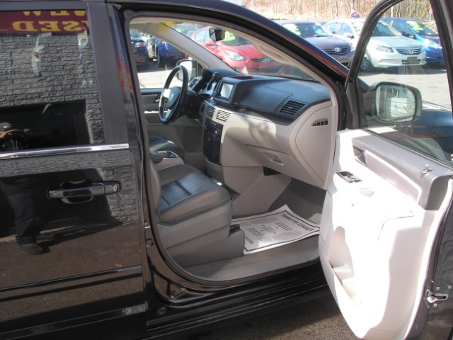 2009 Volkswagen Routan 4dr Wgn SEL, available for sale in New Haven, Connecticut | Performance Auto Sales LLC. New Haven, Connecticut 2009 Volkswagen Routan 4dr Wgn SEL, available for sale in New Haven, Connecticut | Performance Auto Sales LLC. New Haven, Connecticut