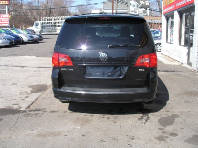 2009 Volkswagen Routan 4dr Wgn SEL, available for sale in New Haven, Connecticut | Performance Auto Sales LLC. New Haven, Connecticut 2009 Volkswagen Routan 4dr Wgn SEL, available for sale in New Haven, Connecticut | Performance Auto Sales LLC. New Haven, Connecticut