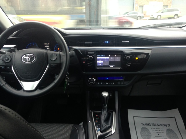 2015 Toyota Corolla 4dr Sdn CVT S (Natl) photo
