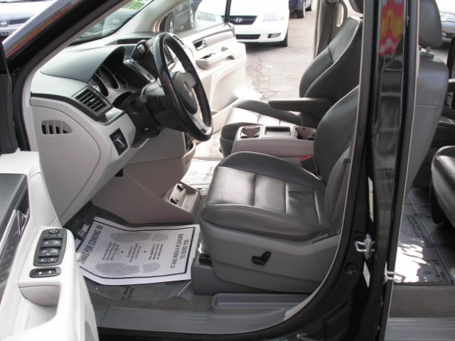 2009 Volkswagen Routan 4dr Wgn SEL, available for sale in New Haven, Connecticut | Performance Auto Sales LLC. New Haven, Connecticut 2009 Volkswagen Routan 4dr Wgn SEL, available for sale in New Haven, Connecticut | Performance Auto Sales LLC. New Haven, Connecticut