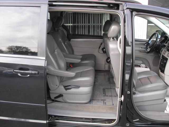 2009 Volkswagen Routan 4dr Wgn SEL, available for sale in New Haven, Connecticut | Performance Auto Sales LLC. New Haven, Connecticut 2009 Volkswagen Routan 4dr Wgn SEL, available for sale in New Haven, Connecticut | Performance Auto Sales LLC. New Haven, Connecticut
