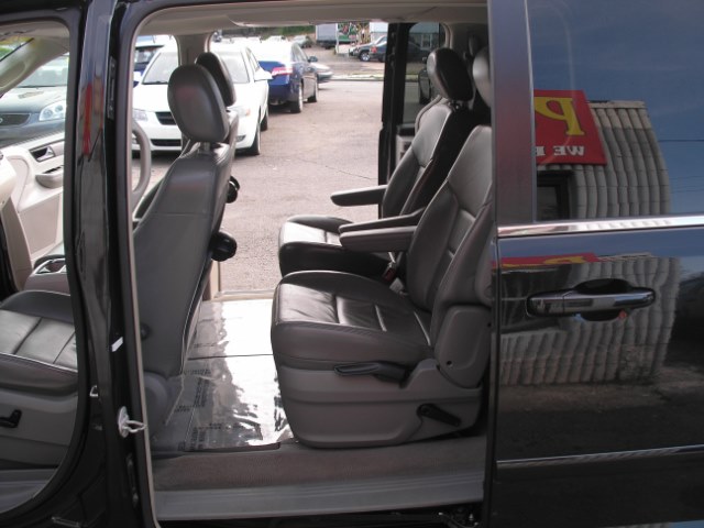 2009 Volkswagen Routan 4dr Wgn SEL, available for sale in New Haven, Connecticut | Performance Auto Sales LLC. New Haven, Connecticut 2009 Volkswagen Routan 4dr Wgn SEL, available for sale in New Haven, Connecticut | Performance Auto Sales LLC. New Haven, Connecticut