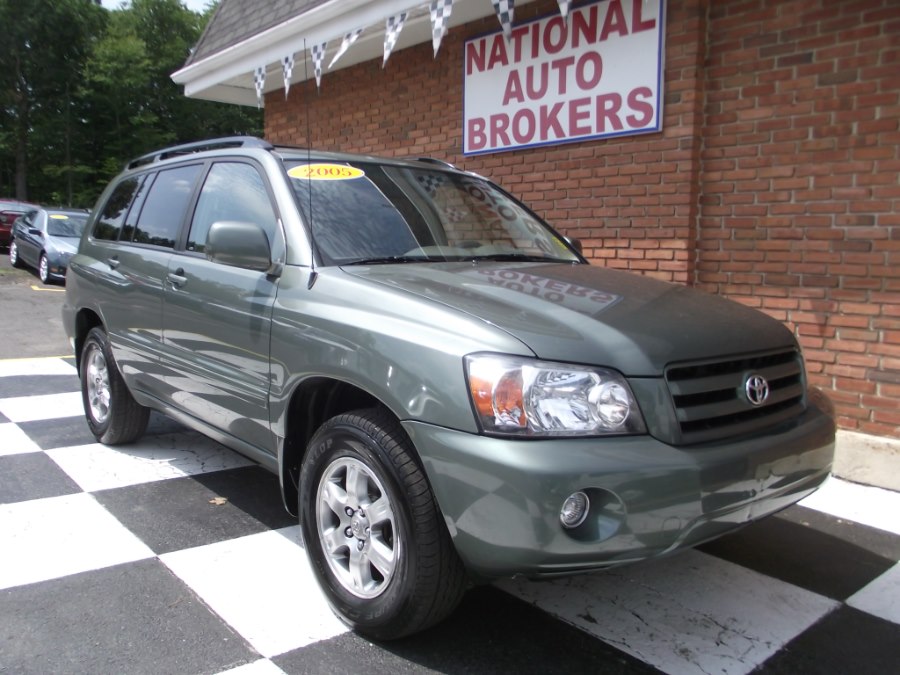 2005 Toyota Highlander 4dr V6 4WD w/3rd Row, available for sale in Waterbury, Connecticut | National Auto Brokers, Inc.. Waterbury, Connecticut