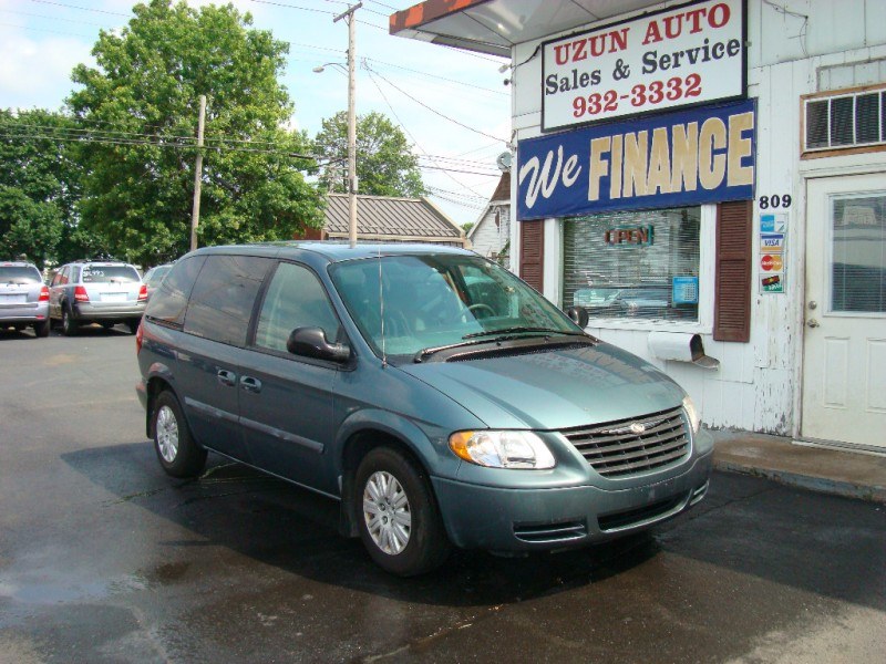 2005 Chrysler Town & Country 4dr SWB FWD, available for sale in West Haven, Connecticut | Uzun Auto. West Haven, Connecticut