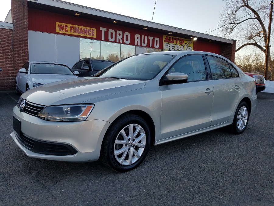 2011 Volkswagen Jetta Sedan 4dr Auto SE Leather & roof, available for sale in East Windsor, Connecticut | Toro Auto. East Windsor, Connecticut