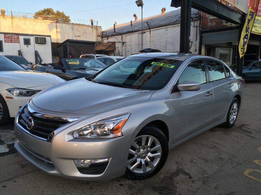 The 2015 Nissan Altima 4dr Sdn I4 2.5 SV photos