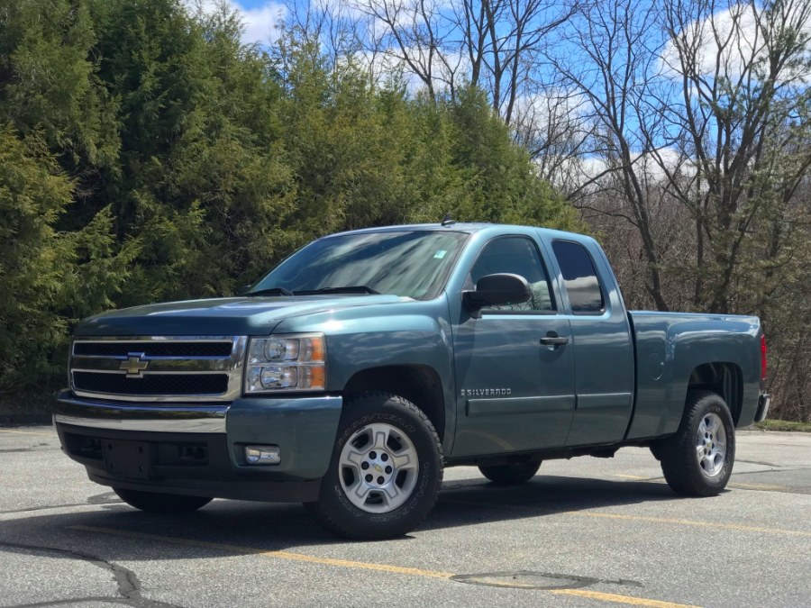 2007 Chevrolet Silverado 1500 4WD Ext Cab 143.5" LT w/1LT, available for sale in Waterbury, Connecticut | Platinum Auto Care. Waterbury, Connecticut