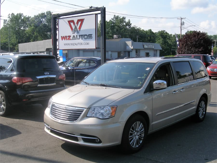 2013 Chrysler Town & Country 4dr Wgn Touring-L, available for sale in Stratford, Connecticut | Wiz Leasing Inc. Stratford, Connecticut