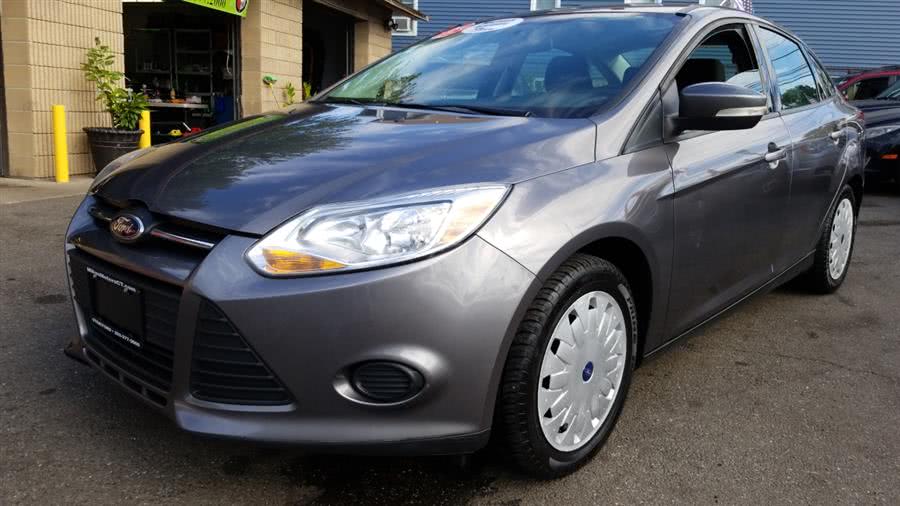 2013 Ford Focus 4dr Sdn SE, available for sale in Stratford, Connecticut | Mike's Motors LLC. Stratford, Connecticut