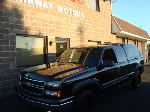 2006 Chevrolet Silverado 1500 Ext Cab 143.5" WB 4WD LT1, available for sale in Bridgeport, Connecticut | Airway Motors. Bridgeport, Connecticut