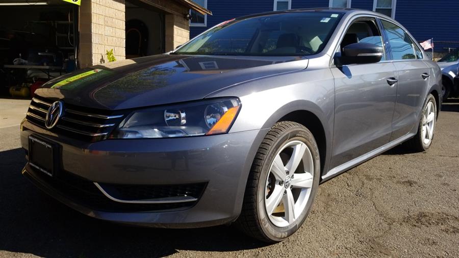 2013 Volkswagen Passat 4dr Sdn 2.5L Auto SE PZEV, available for sale in Stratford, Connecticut | Mike's Motors LLC. Stratford, Connecticut