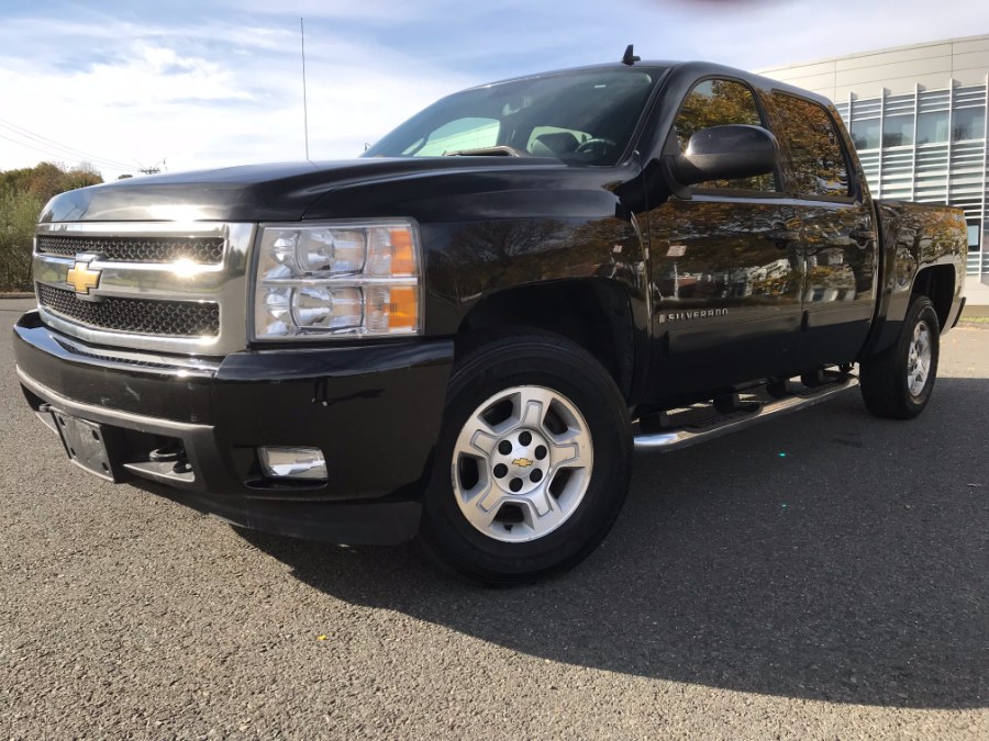 2007 Chevrolet Silverado 1500 4WD Crew Cab 143.5" LT w/2LT, available for sale in Waterbury, Connecticut | Platinum Auto Care. Waterbury, Connecticut