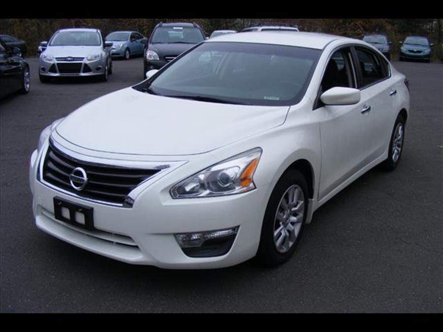 2014 Nissan Altima 4dr Sdn I4 2.5 S, available for sale in Canton, Connecticut | Canton Auto Exchange. Canton, Connecticut