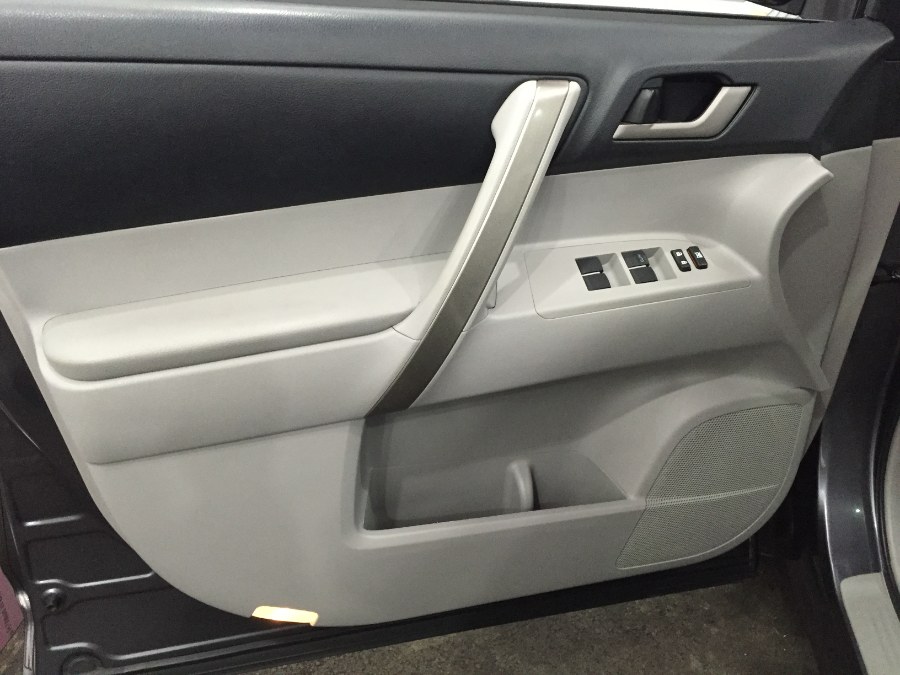 2011 Toyota Highlander 4WD 4dr V6 SE, available for sale in Bristol, Connecticut | Bristol Auto Center LLC. Bristol, Connecticut 2011 Toyota Highlander 4WD 4dr V6 SE, available for sale in Bristol, Connecticut | Bristol Auto Center LLC. Bristol, Connecticut