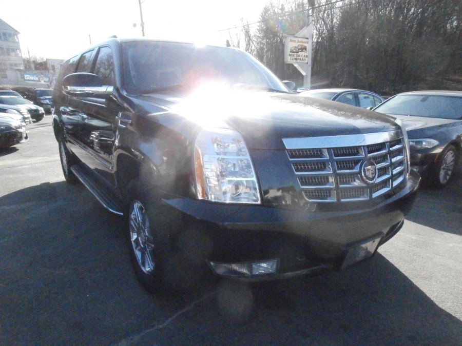 2007 Cadillac Escalade ESV AWD 4dr, available for sale in Waterbury, Connecticut | Jim Juliani Motors. Waterbury, Connecticut