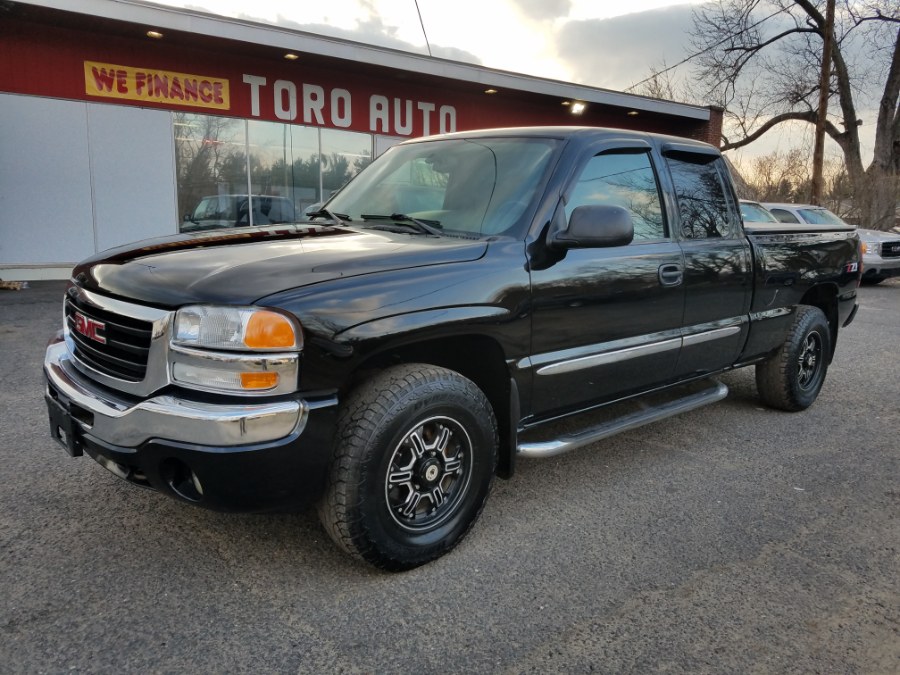 2004 GMC Sierra 1500 SLE 4WD 5.3 Extended Cab, available for sale in East Windsor, Connecticut | Toro Auto. East Windsor, Connecticut