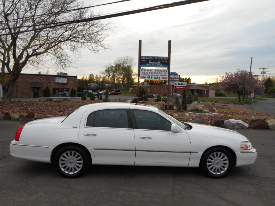 2005 Lincoln Town Car 4dr Sdn Signature Limited, available for sale in Newington, Connecticut | Wholesale Motorcars LLC. Newington, Connecticut
