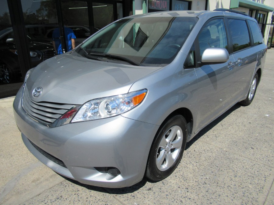 2017 Toyota Sienna LE Auto Access Seat FWD 7-Passenger (Natl), available for sale in Woodside, New York | Pepmore Auto Sales Inc.. Woodside, New York