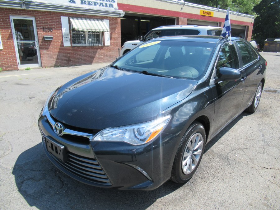 2015 Toyota Camry 4dr Sdn I4 Auto / Clean Carfax - One Owner, available for sale in New Britain, Connecticut | Universal Motors LLC. New Britain, Connecticut