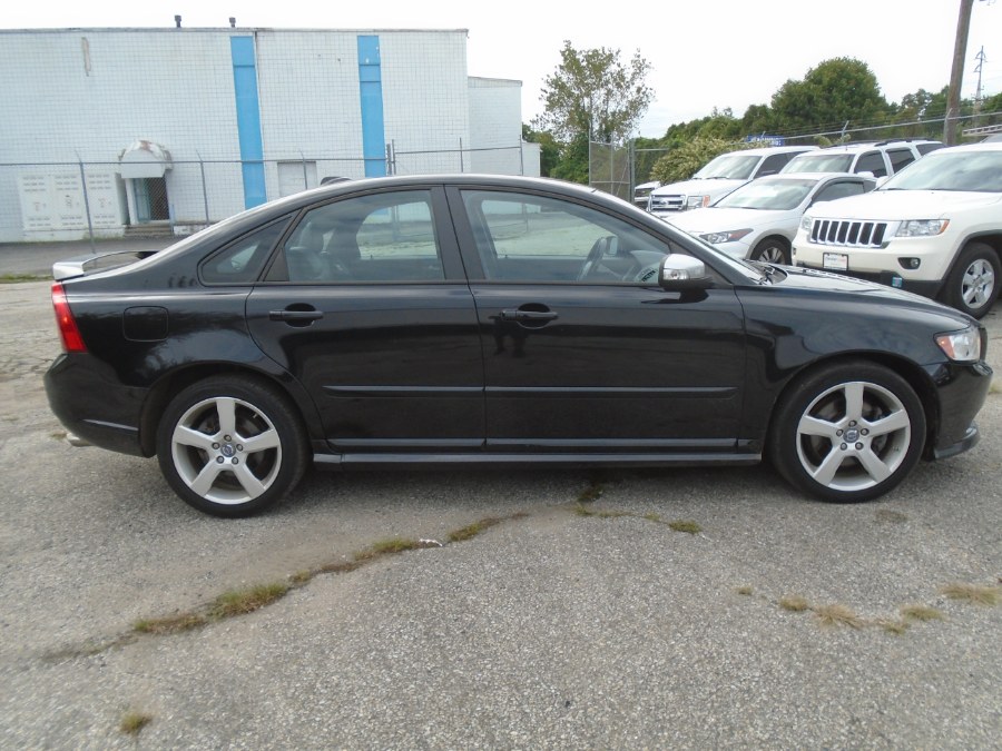 2011 Volvo S40 4dr Sdn w/Moonroof, available for sale in Milford, Connecticut | Dealertown Auto Wholesalers. Milford, Connecticut