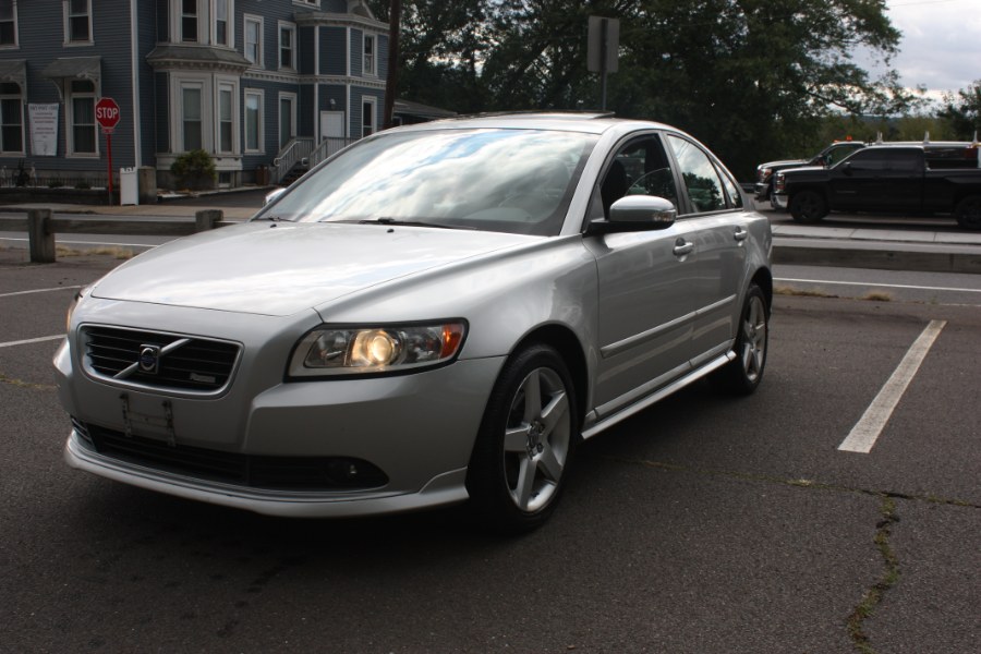 2009 Volvo S40 4dr Sdn 2.5T R-Design AWD, available for sale in Derby, Connecticut | Bridge Motors LLC. Derby, Connecticut