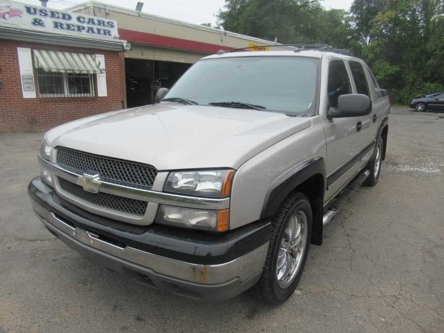 2004 Chevrolet Avalanche 1500 5dr Crew Cab 130" WB 4WD, available for sale in New Britain, Connecticut | Universal Motors LLC. New Britain, Connecticut