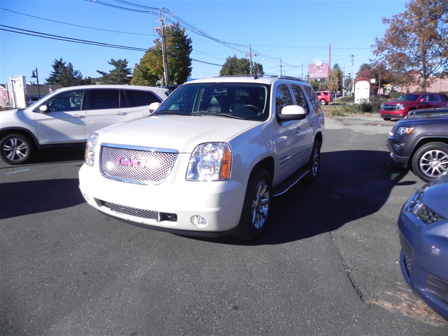 2009 GMC Yukon Denali AWD 4dr, available for sale in Ridgefield, Connecticut | Marty Motors Inc. Ridgefield, Connecticut