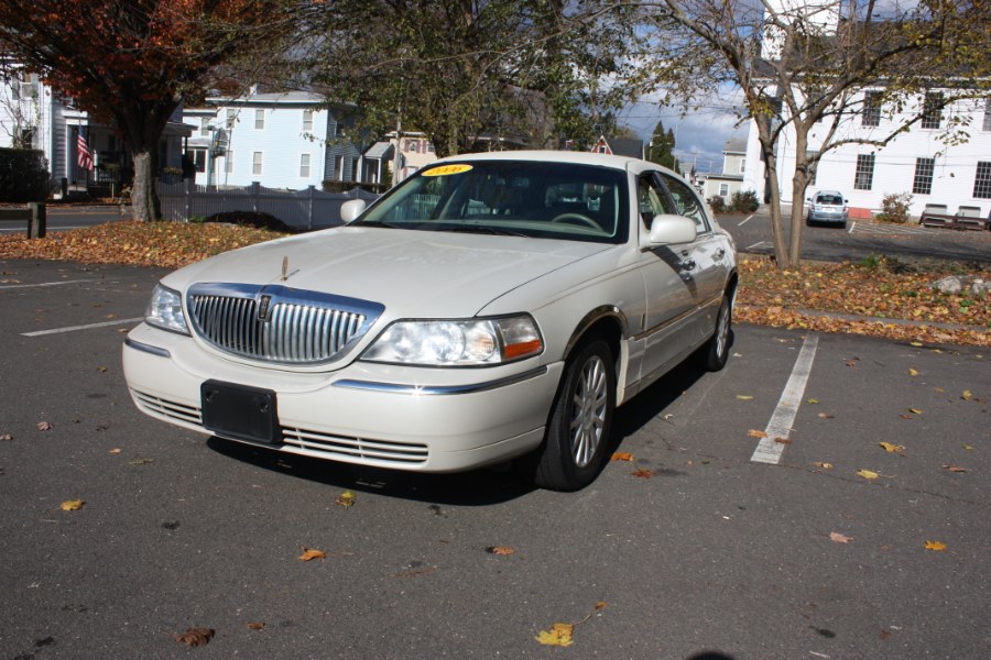 2006 Lincoln Town Car 4dr Sdn Signature, available for sale in Derby, Connecticut | Bridge Motors LLC. Derby, Connecticut