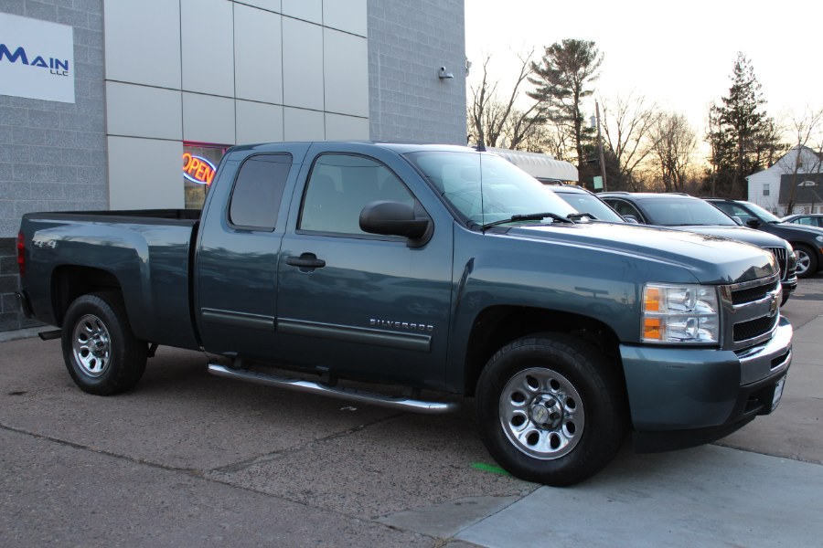 2011 Chevrolet Silverado 1500 4WD Ext Cab 143.5" LS, available for sale in Manchester, Connecticut | Carsonmain LLC. Manchester, Connecticut