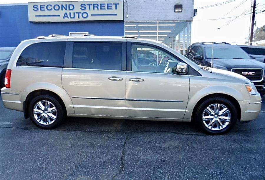 Used Chrysler Town & Country LIMITED 2010 | Second Street Auto Sales Inc. Manchester, New Hampshire