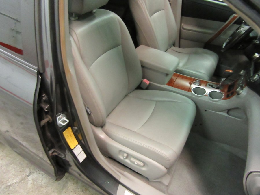 2009 Toyota Highlander 4WD 4dr V6 Limited (Natl), available for sale in Little Ferry, New Jersey | Royalty Auto Sales. Little Ferry, New Jersey 2009 Toyota Highlander 4WD 4dr V6 Limited (Natl), available for sale in Little Ferry, New Jersey | Royalty Auto Sales. Little Ferry, New Jersey